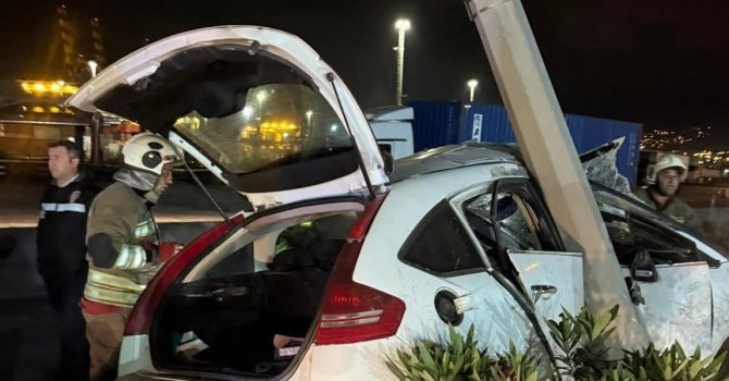 İskenderun’da hurdaya dönen otomobilin sürücüsü yaralandı