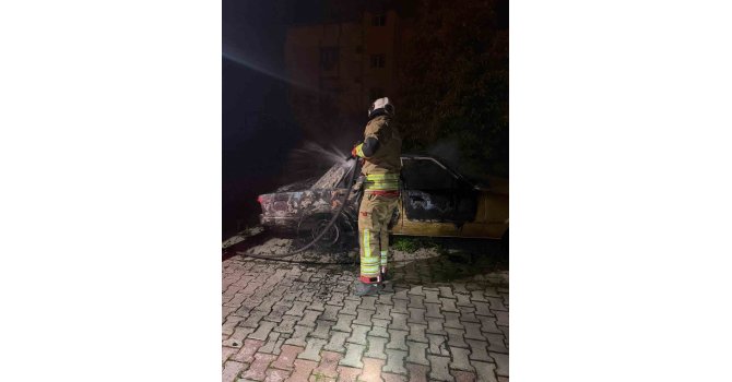 Samandağ’da yanan FİAT TOFAŞ kullanılmaz hale geldi