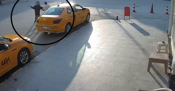 Suç makinesi önüne geleni satırla yaraladı, o anlar kameraya yansıdı