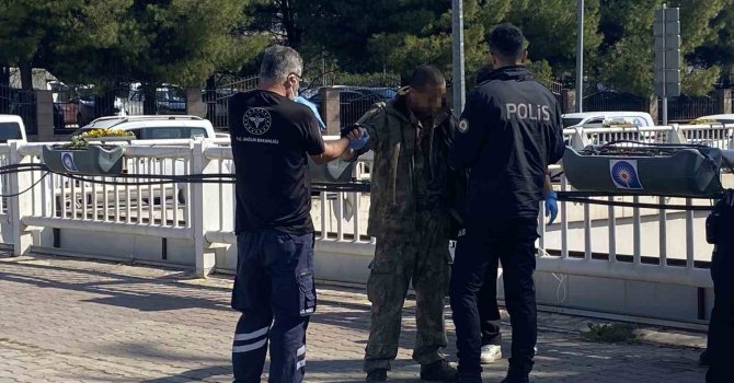 Antalya’da alt geçit demirlerine çıkan genci polis ikna edip indirdi