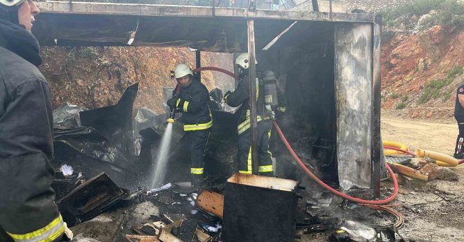 Alanya’da işçilerin kaldığı konteyner alevlere teslim oldu
