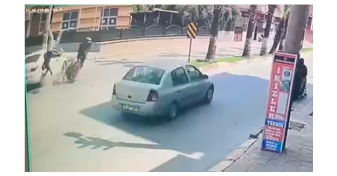 Otomobil ile motosiklet çarpıştı, 1 kişi yaralandı: O anlar kamerada