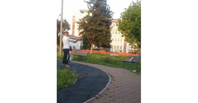 Parkta çocuğa oyuncak silahla atış talimi yaptırdı