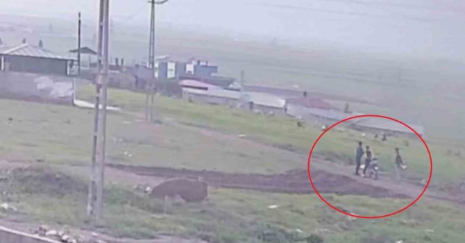 Silahla çevreye defalarca ateş eden 3 çocuğun hayrete düşüren anları kamerada