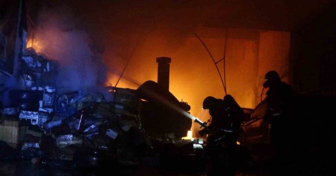 Alevlerin sardığı işyerindeki araçları kurtarmak için seferber oldular