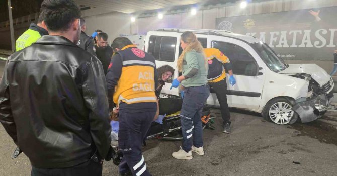 Antalya’da kontrolden çıkan otomobil bariyerlere çarptı: 3 yaralı