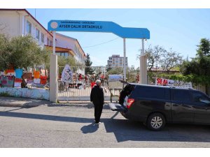 Okuldaki saldırıdan kurtulan öğrenci annesiyle okula gelip eşyalarını aldı