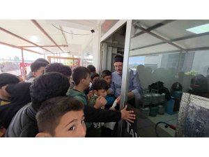 Çocuklara moral vermek isteyen esnaf, depremzede öğrencilere ücretsiz döner dağıttı