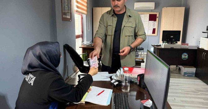 Başkan koruması bankamatikte bulduğu parayı zabıtaya teslim etti