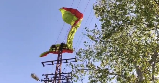 Osmaniye’de yamaç paraşütü pilotu iniş sırasında elektrik tellerine takıldı