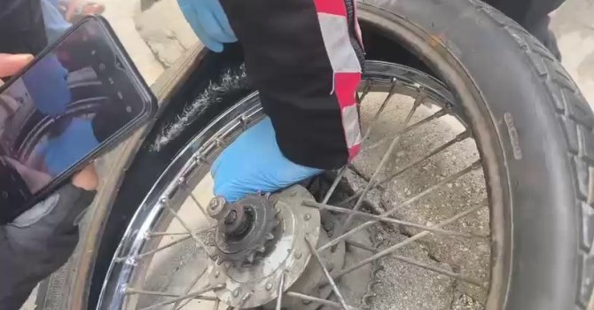 Kendi rızasıyla evindeki esrarı polise teslim etti, uyuşturucuyu motosiklet lastiğine gizlediği ortaya çıktı