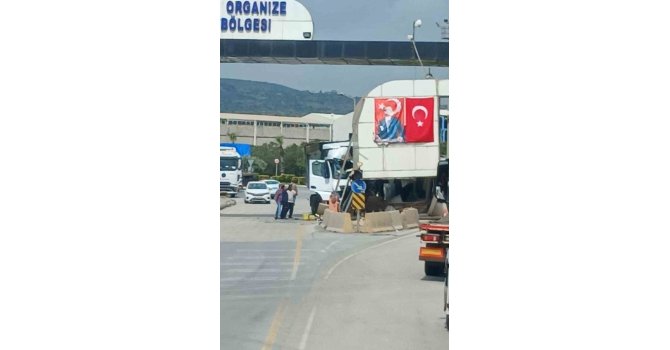 Osmaniye’de kontrolden çıkan tır gişeye çarptı: 1 yaralı