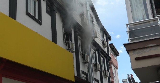 Antalya’da apartman dairesindeki yangın korkuttu: 5 kişi tedbir amaçlı hastaneye götürüldü
