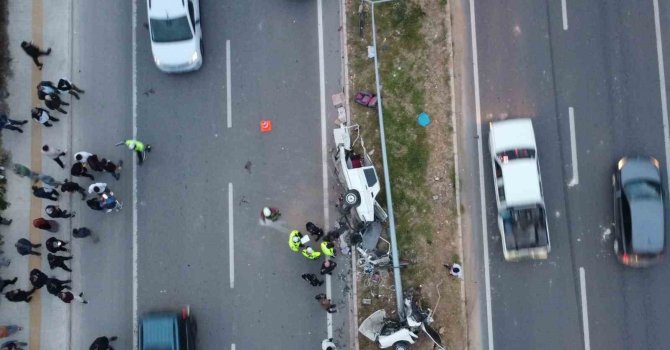 Mersin’de feci kaza: Otomobil ikiye bölündü, 4 kişi yaralandı