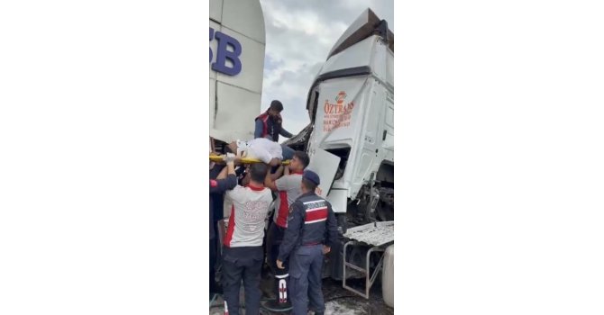 Osmaniye’de tır OSB giriş kapısına çarptı, sürücü kabinde sıkıştı