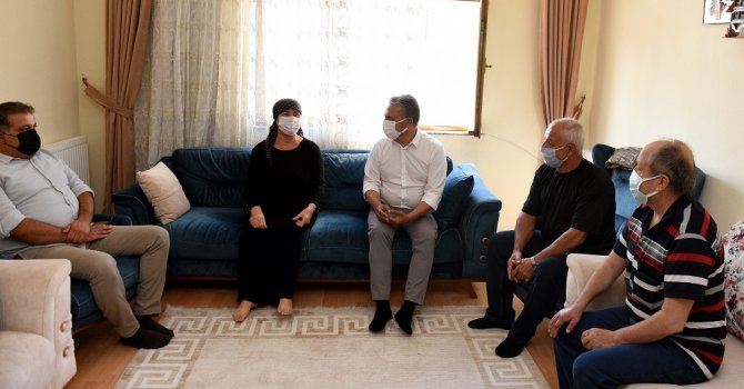 Belediye levhasını hurdacıya kaptırmayan İzci’yi ziyaret etti