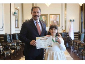 İngilizce olimpiyatında dünya üçüncüsü olan şehit kızı, söyledikleriyle valiye duygusal anlar yaşattı