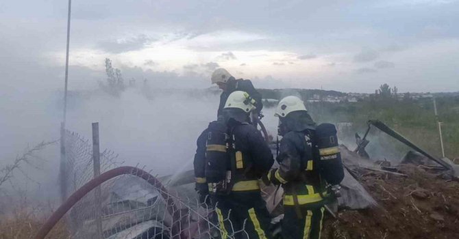 İnşaat şantiyesinde konteyner yangını