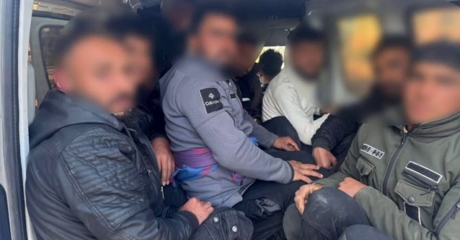 Göçmenler balık istifi gibi taşınırken yakalandılar