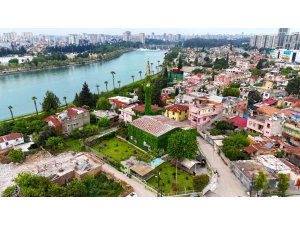 Botanik bahçeyi andıran cami, yeniden sarmaşıklarına kavuştu