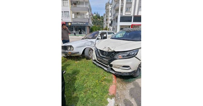 İki otomobilin çarpıştığı kaza anı kamerada