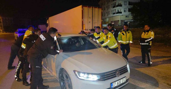 Sızan sürücüyü uyandırmak için aracı beşik gibi salladılar