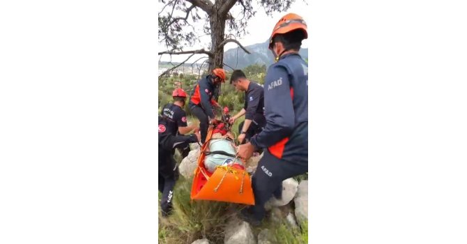 Dağa tırmandığı sırada düşerek yaralanan kişiyi ekipler kurtardı