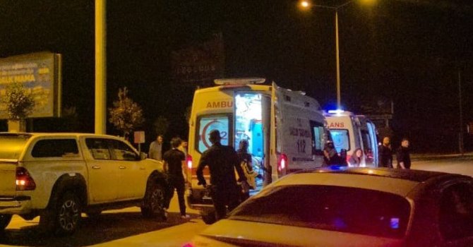 Muratpaşa’da otomobil ile motosiklet çarpıştı: 2 yaralı