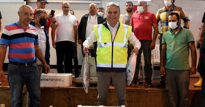 Sezonun ilk balık mezatına katıldı