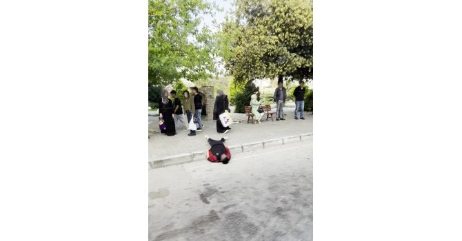 Uyuşturucu bağımlısı durak yanında uyuyakaldı