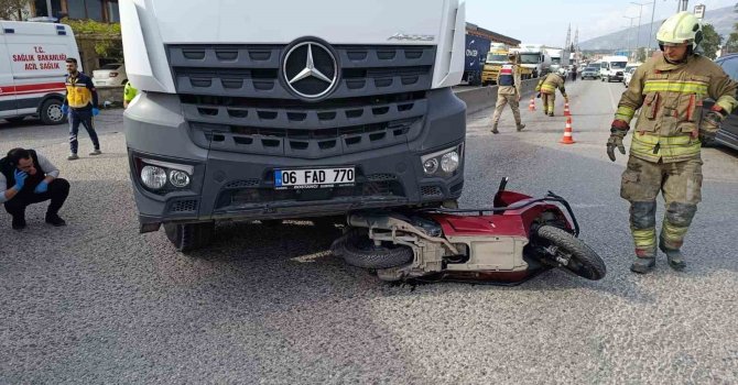 Kamyonun altında kalarak ezilen motosikletin sürücüsü hayatını kaybetti