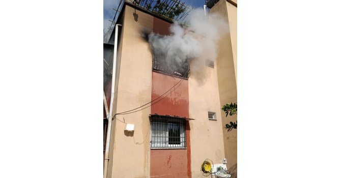 Dörtyol’da apartman dairesi alevlere teslim oldu