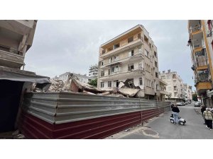 Yıkımda zarar gören binanın sakinleri: "Müteahhide ulaşamıyoruz"