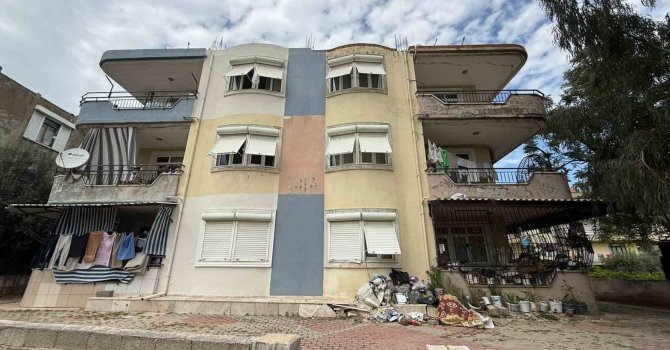 Daire içerisinde ve bahçede biriktirilen çöpler vatandaşı isyan ettirdi