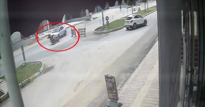 Kaza yapan motosikletli karşı yönden gelen minibüsün altında kaldı