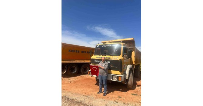 Belediye çalışanının bayrak hassasiyeti