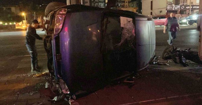 Motosikletle çarpışan hafif ticari araç devrildi: 3 yaralı