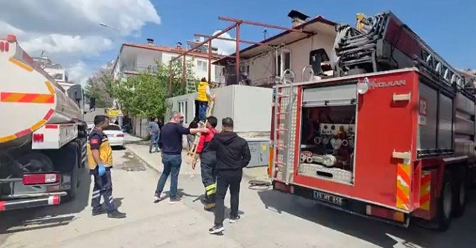 Burdur’da evin bitişiğindeki depoda yangın korkuttu