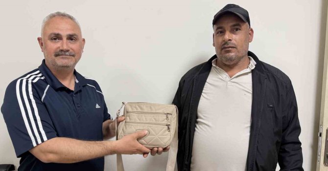 Emekli polis bulduğu içinde 250 bin TL’lik döviz olan çantayı sahibine teslim etti