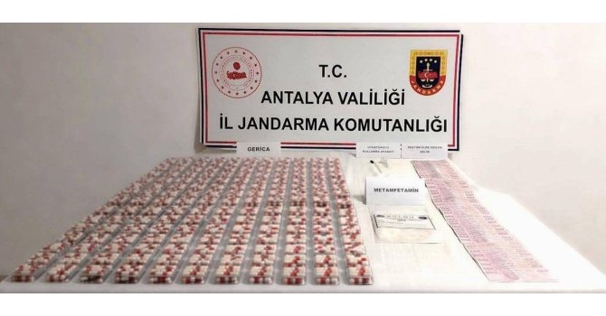 Antalya’da bir araçta yapılan aramada uyuşturucu madde ele geçirildi