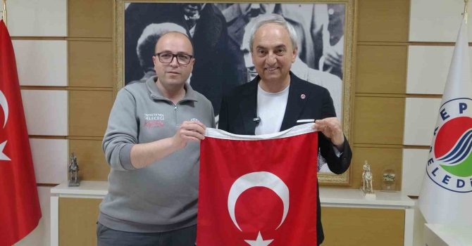 Çöpte bulduğu bayrağı alıp temizleyen ve kamyonuna asan Kepez Belediyesi çalışanına başkandan plaket