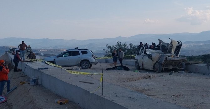 Tır rampaya çarptı, fırlayan mermerler minibüsü parçaladı: 1 ölü, 3 yaralı