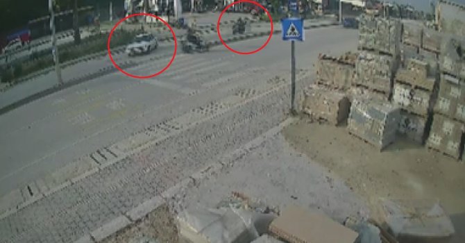 Yaya geçidini kullanmaya çalışan otomobille çarpışan motosikletli metrelerce havaya uçtu