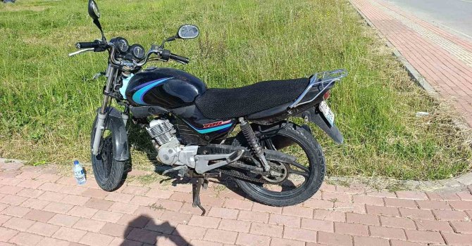 Seyir halindeyken devrilen motosikletin sürücüsü yaralandı