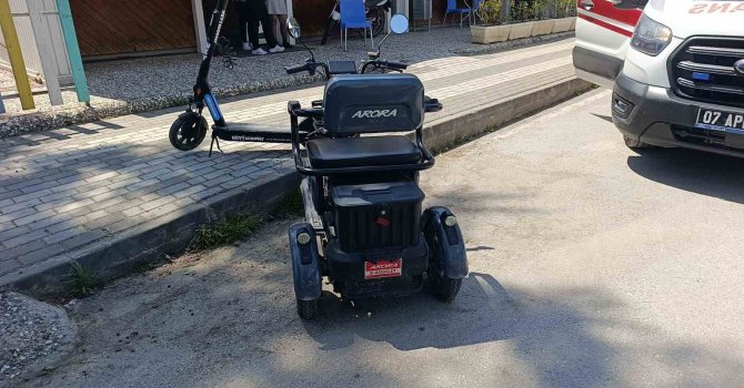 Manevra yaparken devrilen elektrikli bisikletin sürücüsü hafif yaralandı