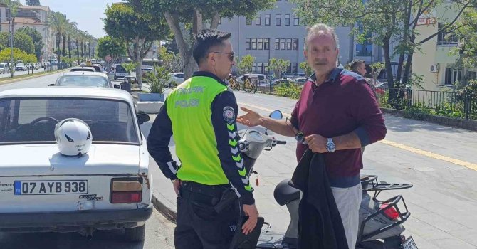 Otomobille çarpışan elektrikli bisiklet sürücüsü, park halindeki aracın altına sürüklendi