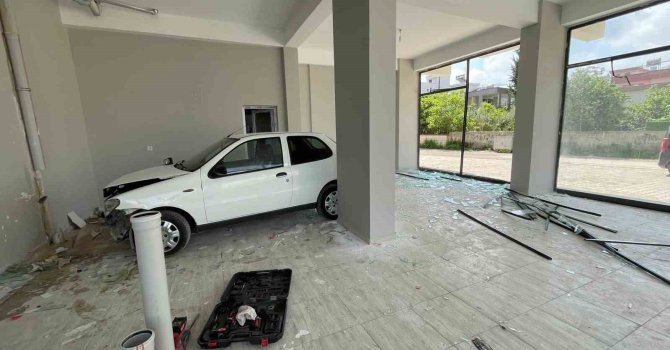 Osmaniye’de  kontrolden çıkan otomobil dükkana girdi: 1 yaralı