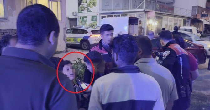 Kazada hafif yaralanan küçük kardeşleri kimse ikna edemedi: Babadan gelen telefonla ambulansa bindiler