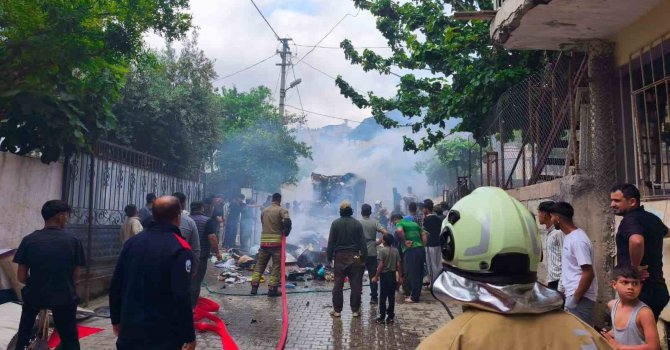Ev eşyası yüklü pikap alevlere teslim oldu