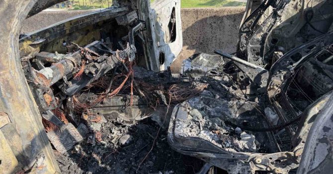 Osmaniye’de pikap alev alev yandı, sürücü son anda kurtuldu